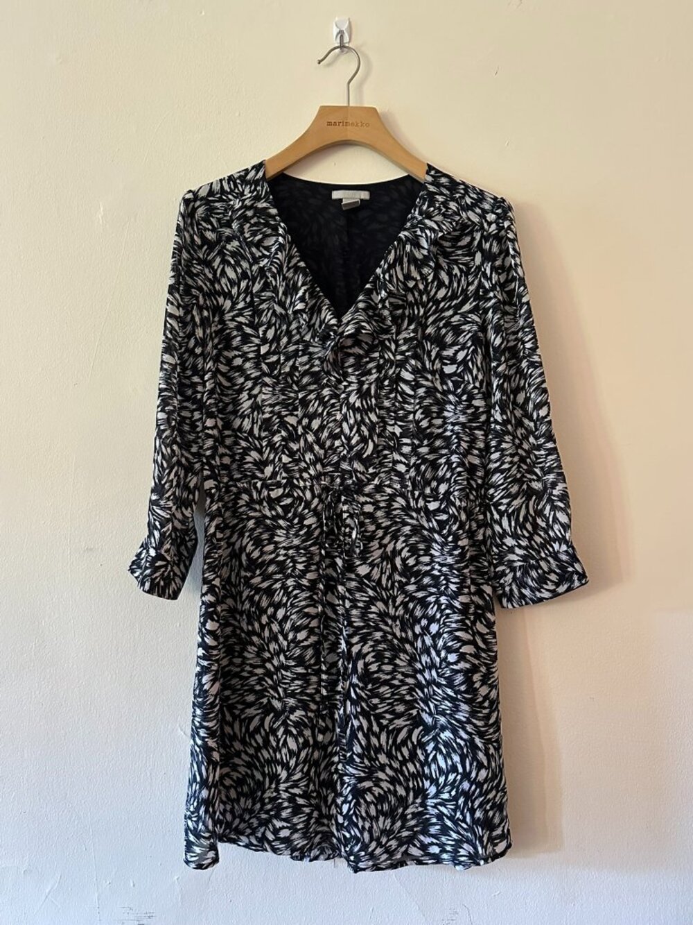 H&M Black & White Leaf Print Shift Dress Size 10 V-Neck Button Front